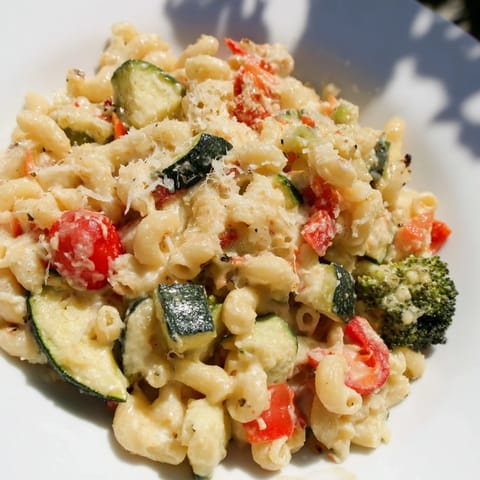 Creamy Roasted Veggie Mac & Cheese with tender pasta and colorful roasted vegetables in a rich, cheesy sauce.